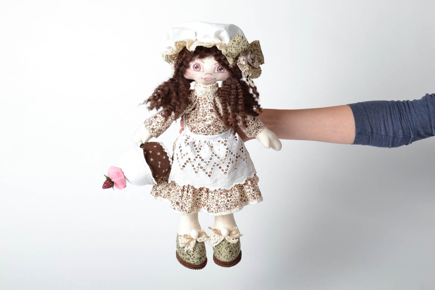 Muñeca decorativa con gorro foto 5
