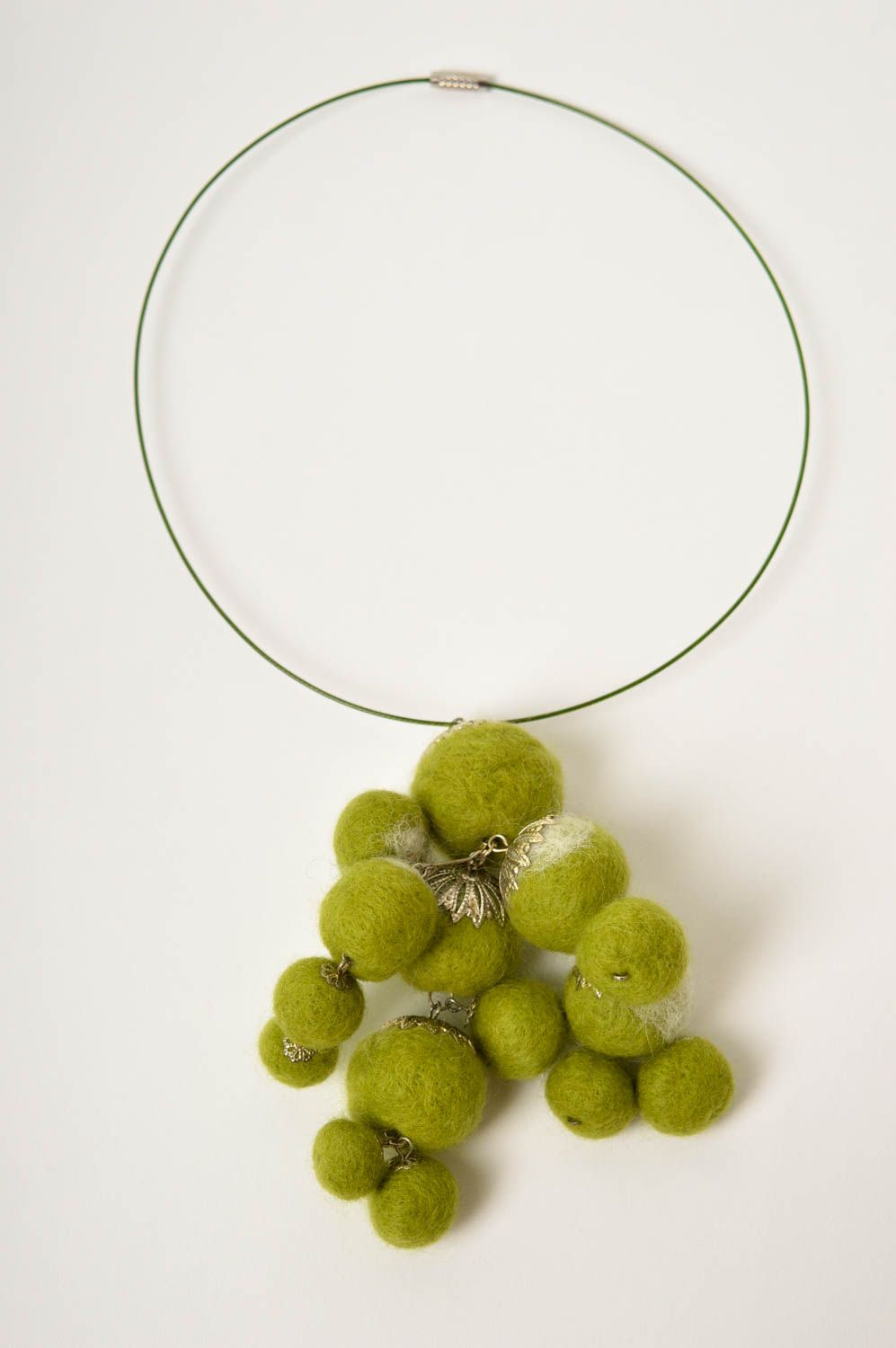 Collier pendentif Bijou fait main vert en laine design original Cadeau femme photo 2