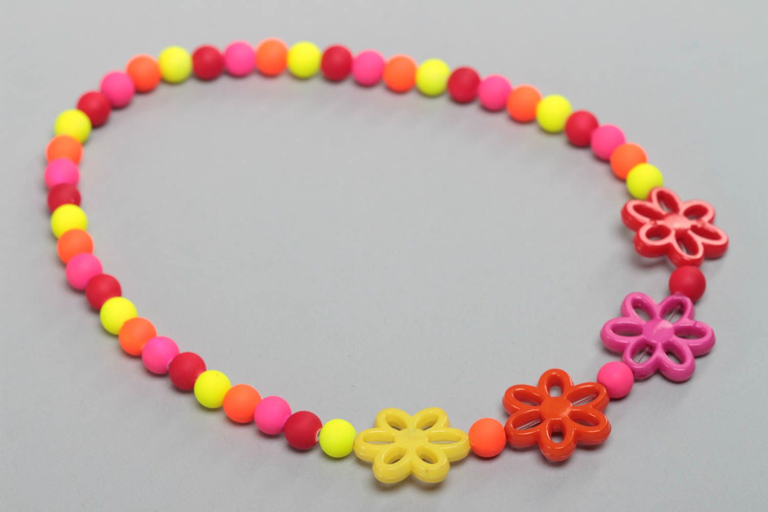 Beautiful bright handmade children's plastic bead necklace with flowers photo 2