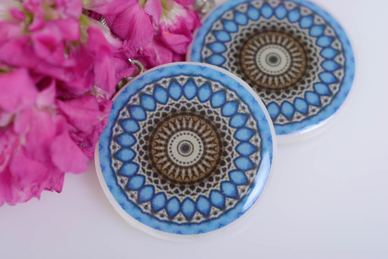 Pendientes de arcilla polimérica artesanales azules con ornamento decoupage  foto 2