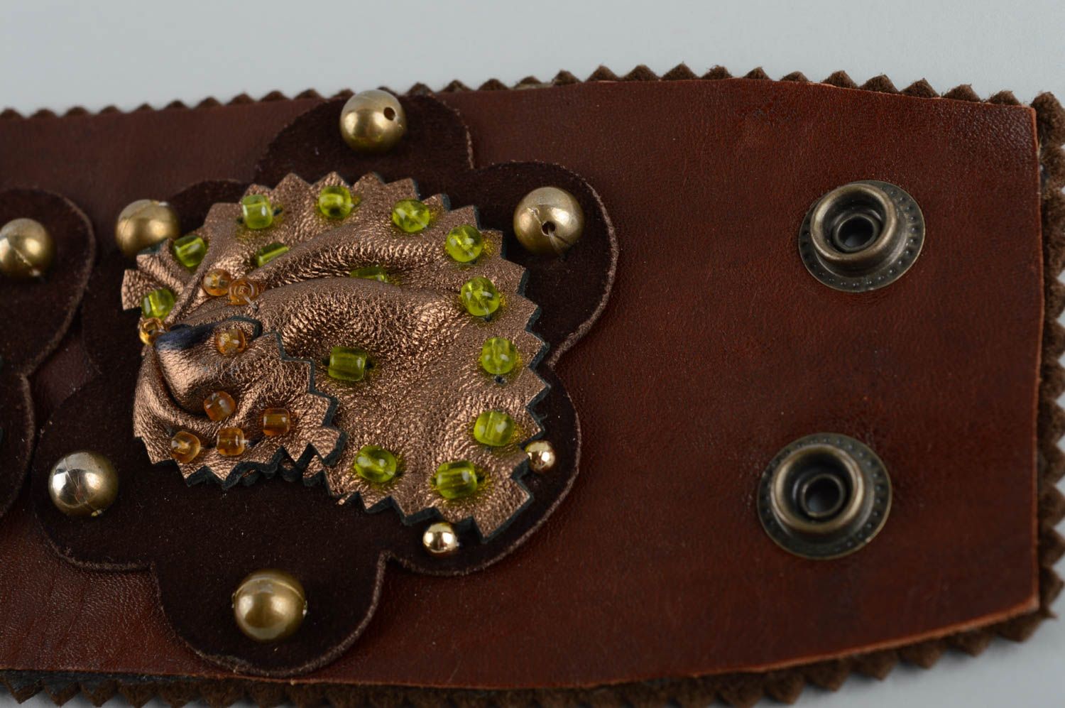 Кожаный браслет декорированный замшей и бисером с цветками ручной работы фото 5