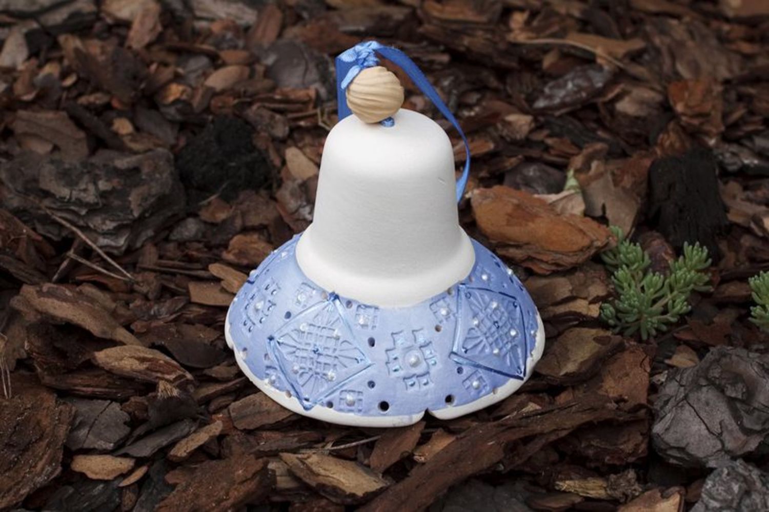 Campanilla cerámica colgante decorativa con ribete azul foto 1