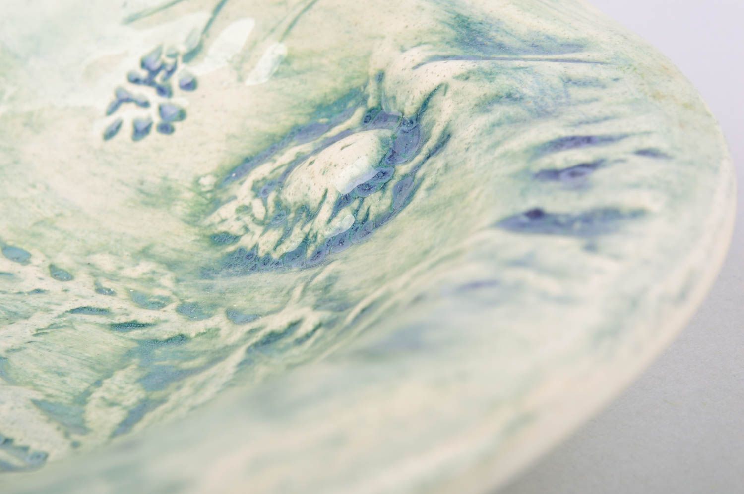 Керамическая тарелка расписанная глазурью с узором ручной работы красивая фото 5