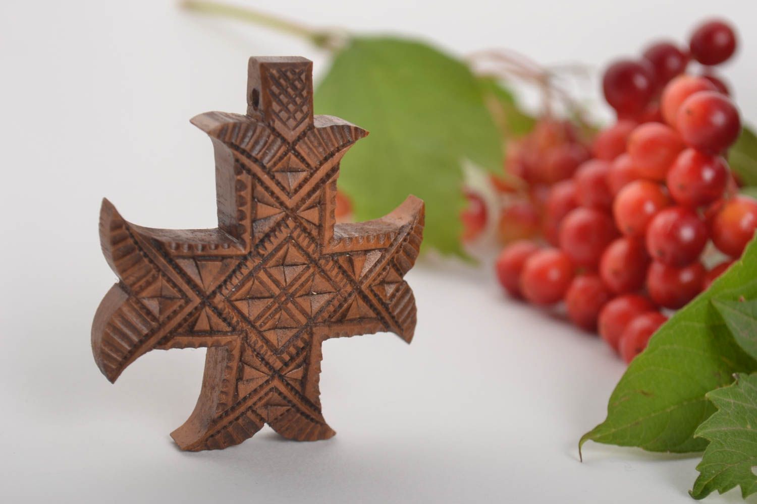Croix pectorale faite main petit Pendentif en bois de poirier Objet religieux photo 1