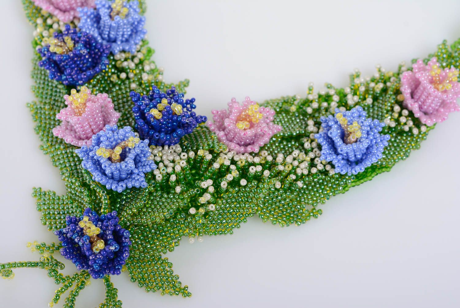 Collier en perles de rocaille avec fleurs fait main volumineux original photo 2
