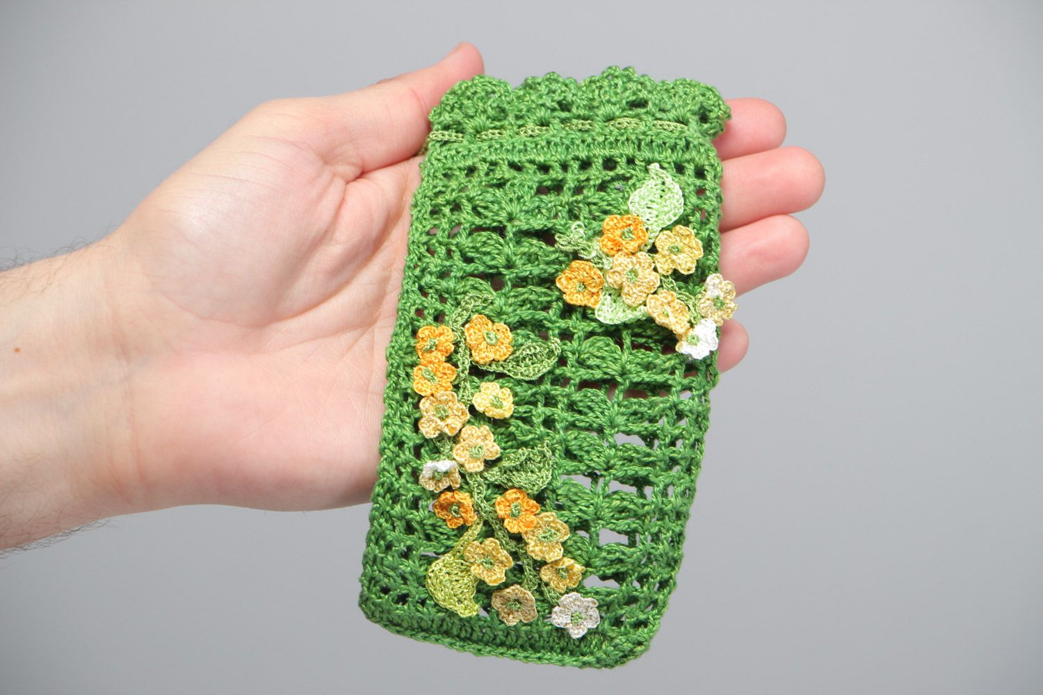 Handmade Schutzhülle für Handy gehäkelt aus Baumwolle und Seiden mit Blumen grün foto 5