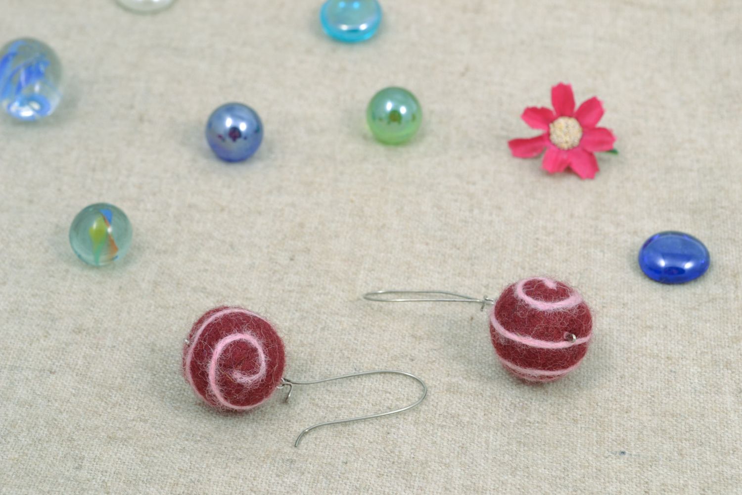 Boucles d'oreilles pendantes en feutre de forme de boules rouge violet faites main photo 1