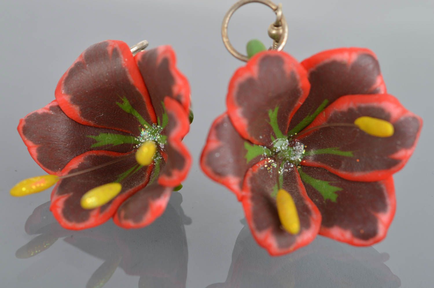 Schöne Damen handmade Ohrringe aus Polymerton in Form von tropischen Blumen foto 2