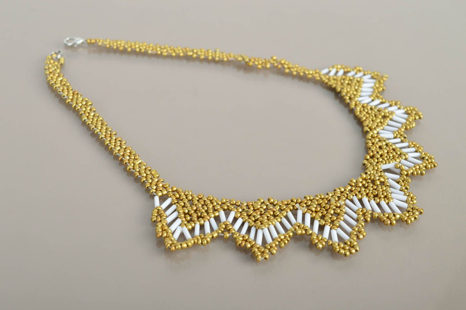 Украшение ручной работы золотистое колье из бисера красивое ожерелье из бисера фото 3