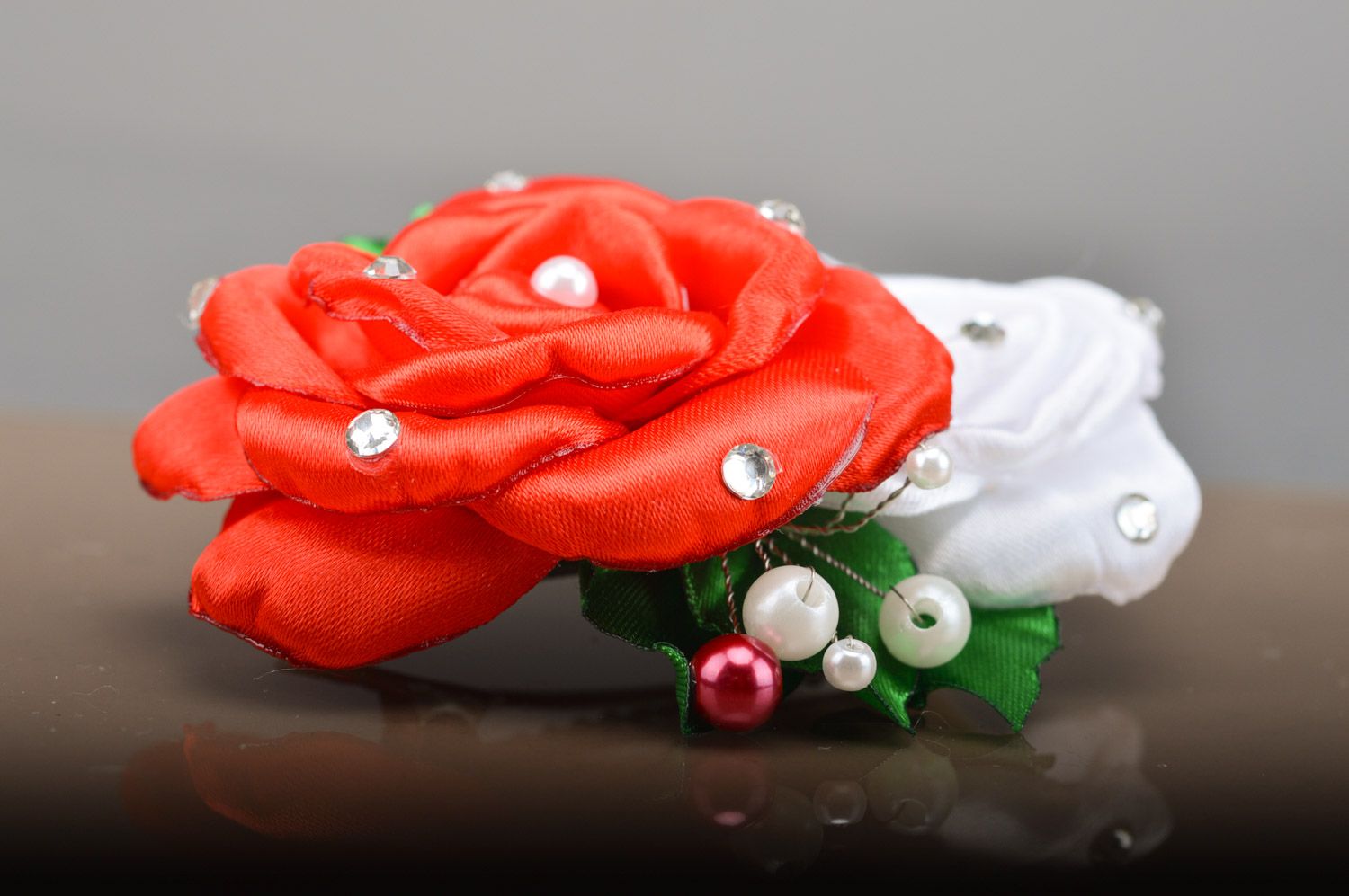 Авторская заколка для волос из атласных лент в виде красной и белой розы ручной работы фото 5