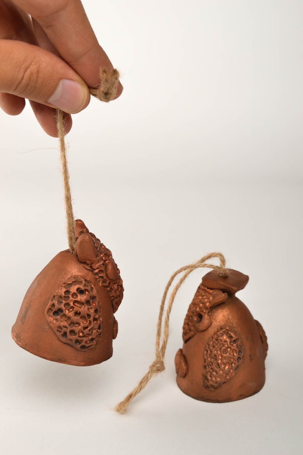 Колокольчики из глины фигурки ручной работы совы глиняные сувениры с шнурочками фото 5