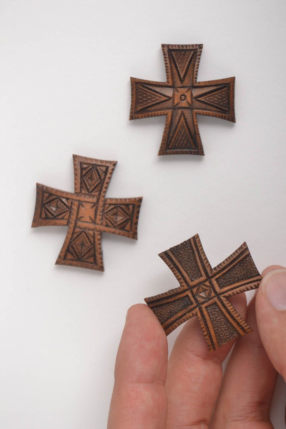 Pendentifs croix Bijoux ethniques fait main 3 pièces Accessoires femme en bois photo 5