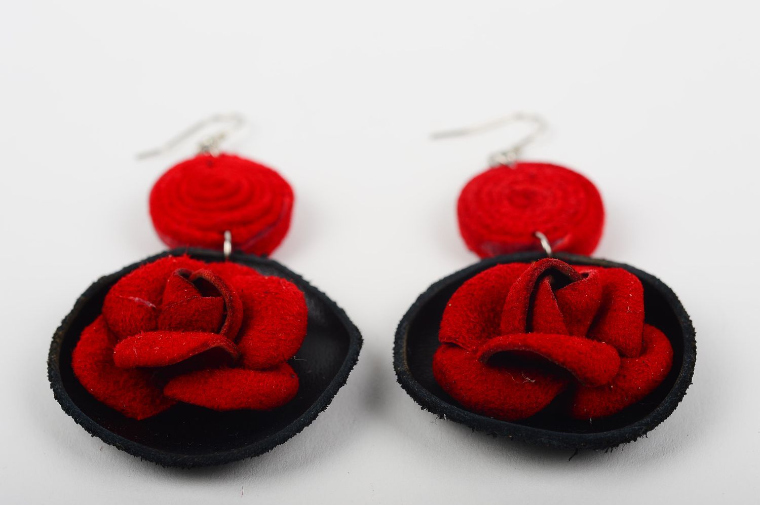 Boucles d'oreilles pendantes Bijou fait main noir rouge Cadeau femme Roses cuir photo 4