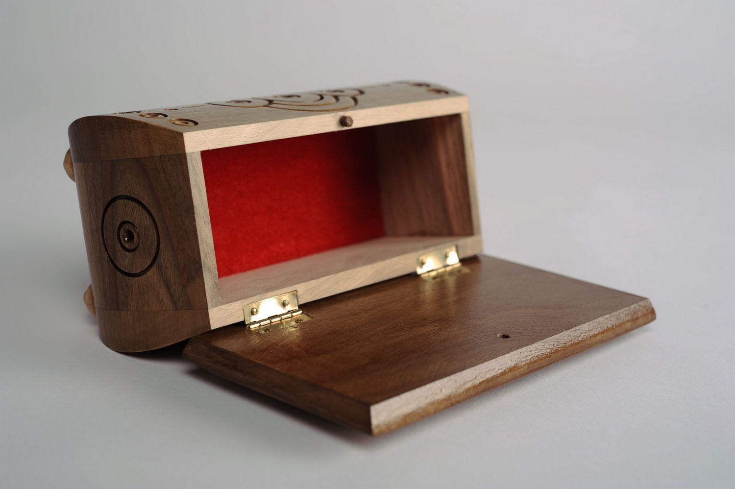 Boîte en bois avec sculpture faite main
 photo 4