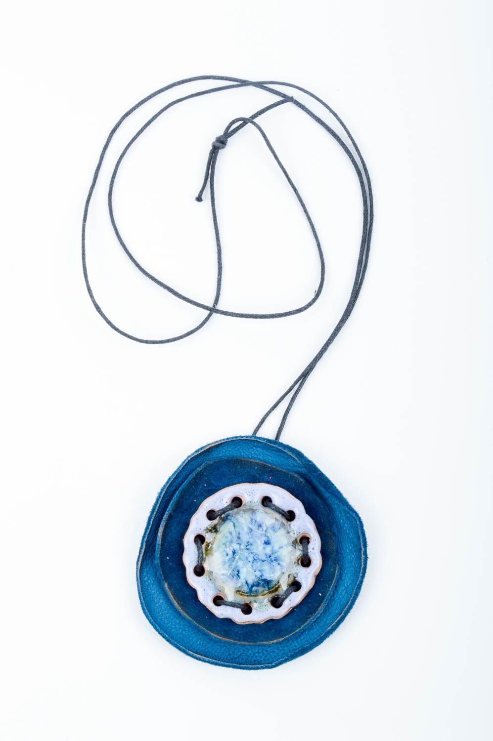 Colgante artesanal de cuero color azul accesorio para mujer bisutería bina foto 1