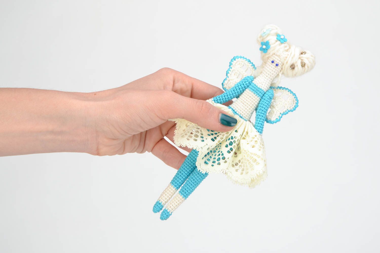 Мягкая вязаная игрушка кукла ангел голубая с белым небольшая ручной работы фото 2