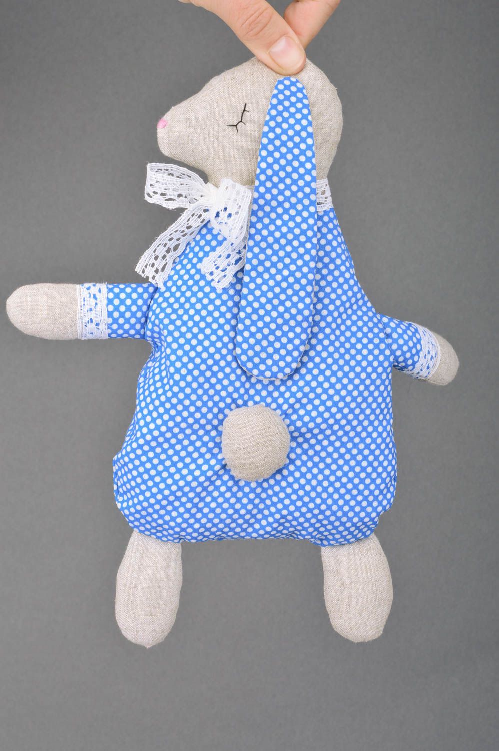 Игрушка грелка с вишневыми косточками в виде зайчика голубая ручной работы мягкая фото 3
