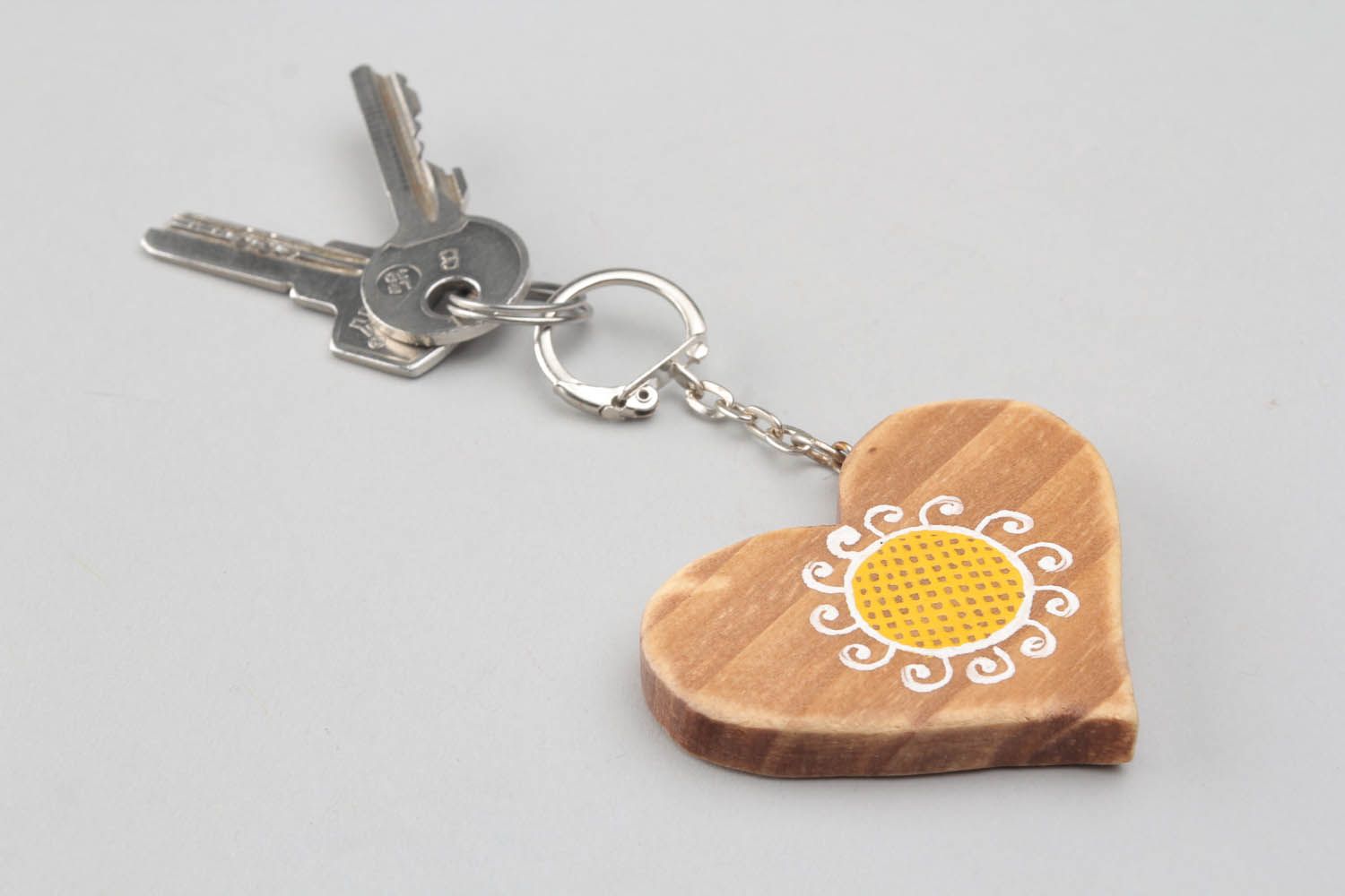Porte-clés en bois cœur Soleil fait main photo 1