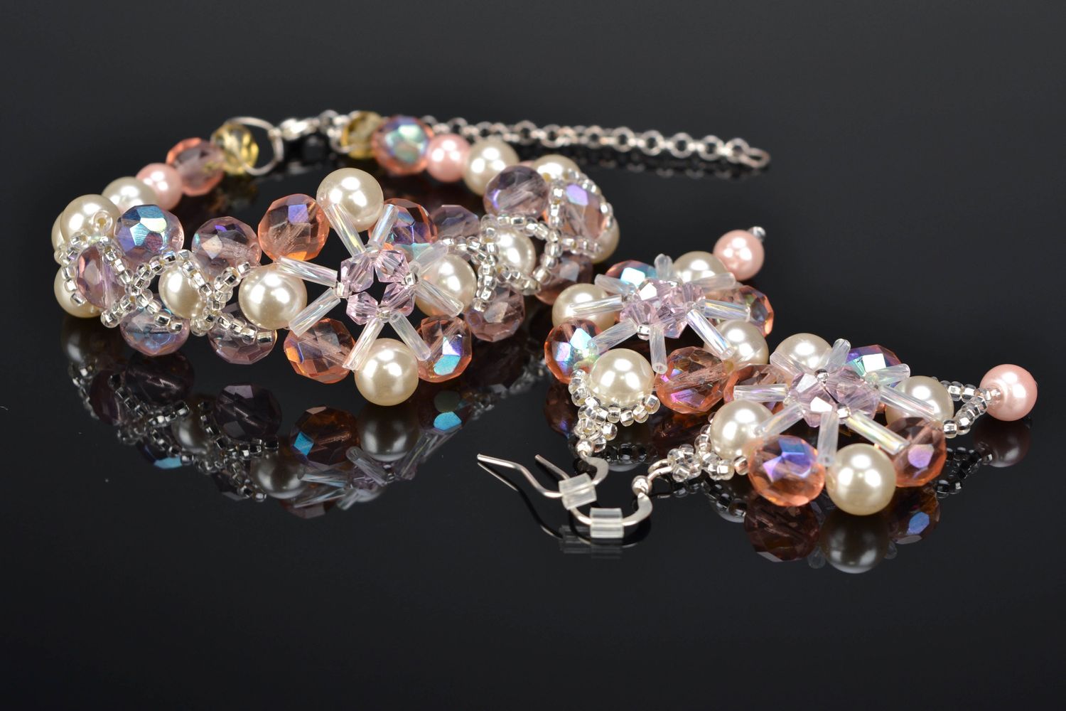 Boucles d'oreilles et bracelet artisanaux en perles de rocaille photo 1