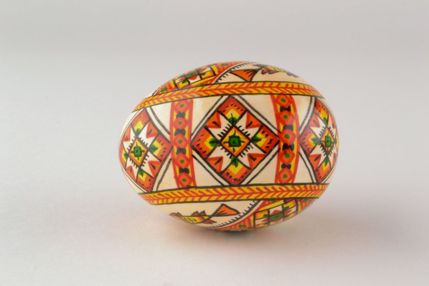 Bemaltes Ei aus Holz mit Ornament foto 2