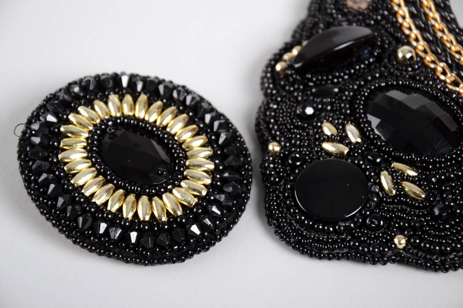 Комплект украшений ручной работы оригинальная брошь и бисерное ожерелье черные фото 3