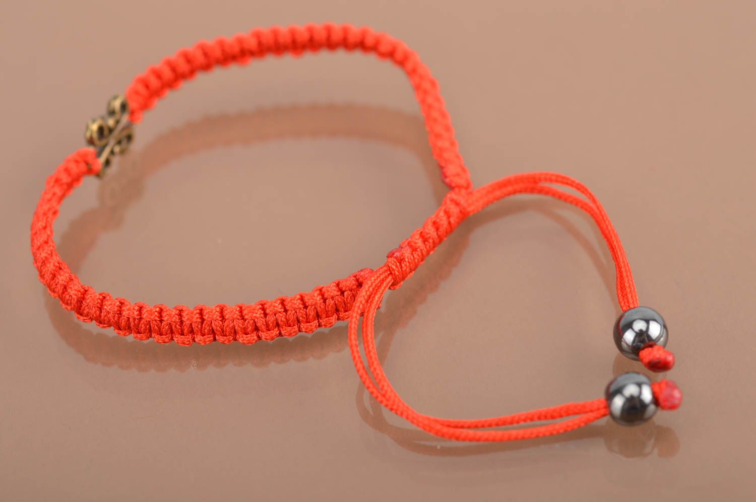 Bracelet tressé en fils de soie et déco métallique fait main rouge accessoire photo 5