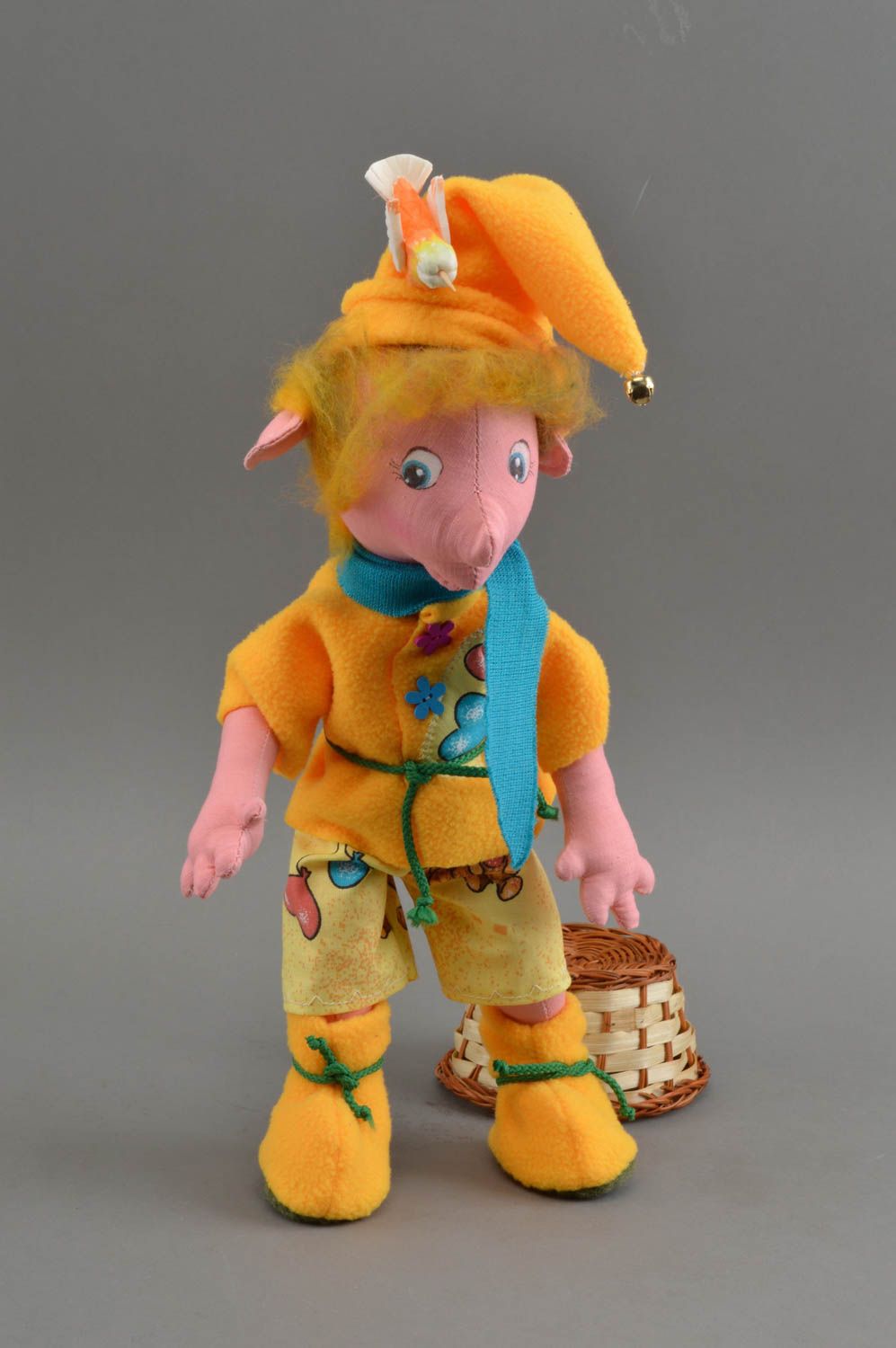 Игрушка кукла из ткани небольшая в виде гномика в желтом ручной работы фото 1
