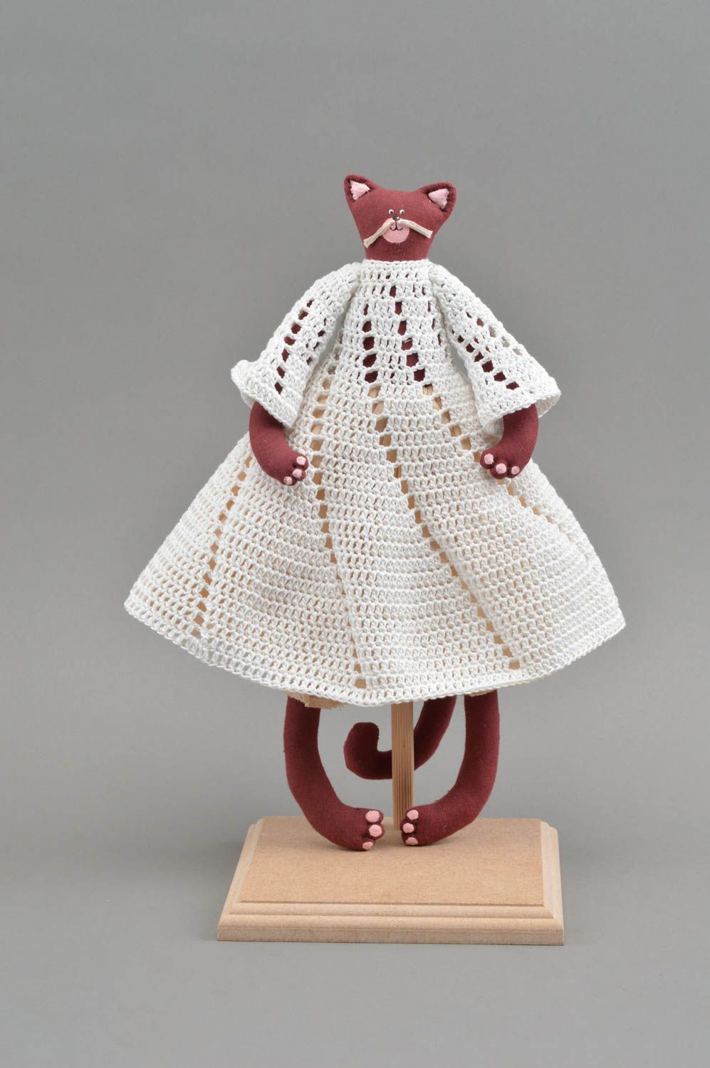 Textil Kuscheltier Katze bordeauxrot im gehäkelten Kleid klein schön handmade foto 2