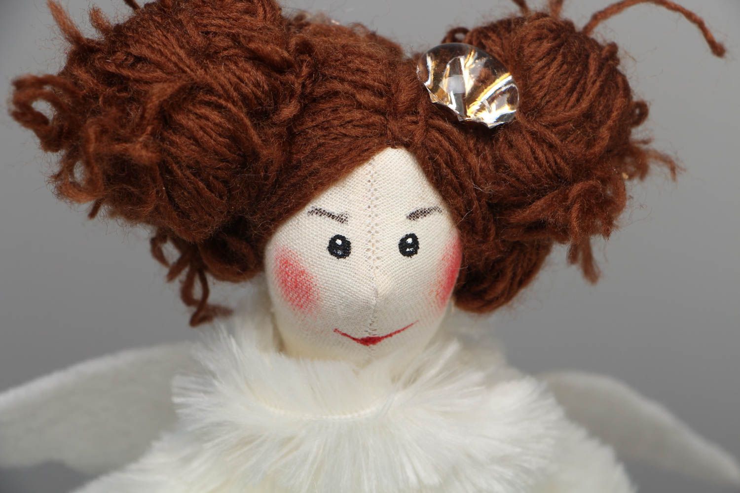 Handgemachte Puppe mit braunen Haaren foto 2