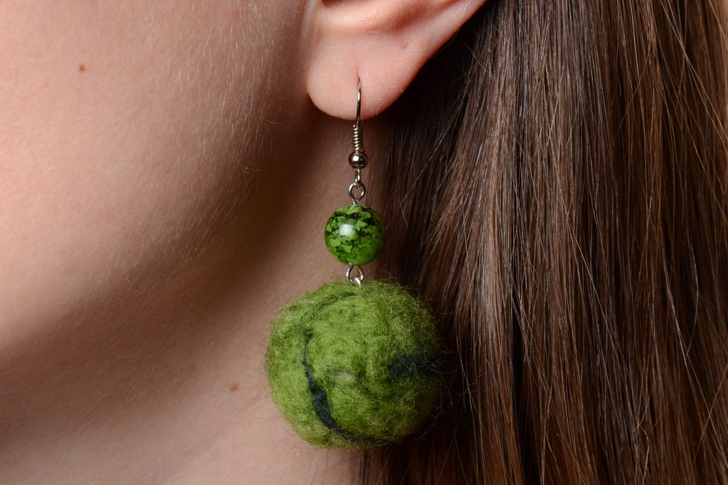 Künstlerische grüne Ohrringe aus Wolle Trockenfilzen handmade weiblich massiv foto 1