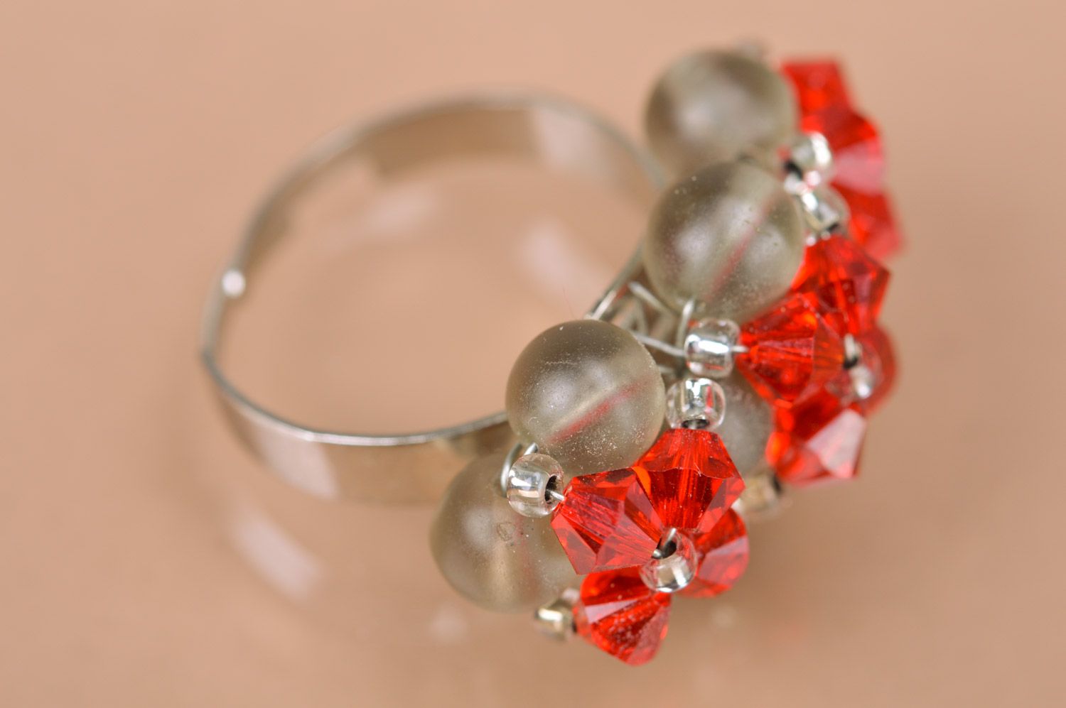 Bague originale rouge en perles de rocaille faite main taille ajustable photo 2