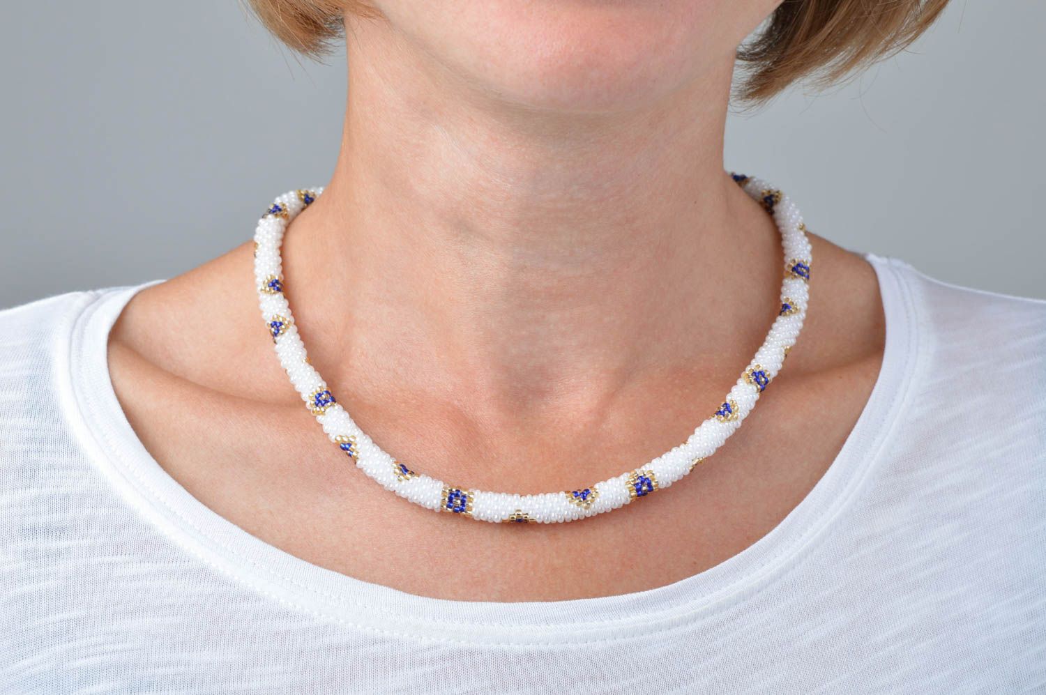Collier en perles de rocaille Bijou fait main blanc motifs Accessoire femme photo 1
