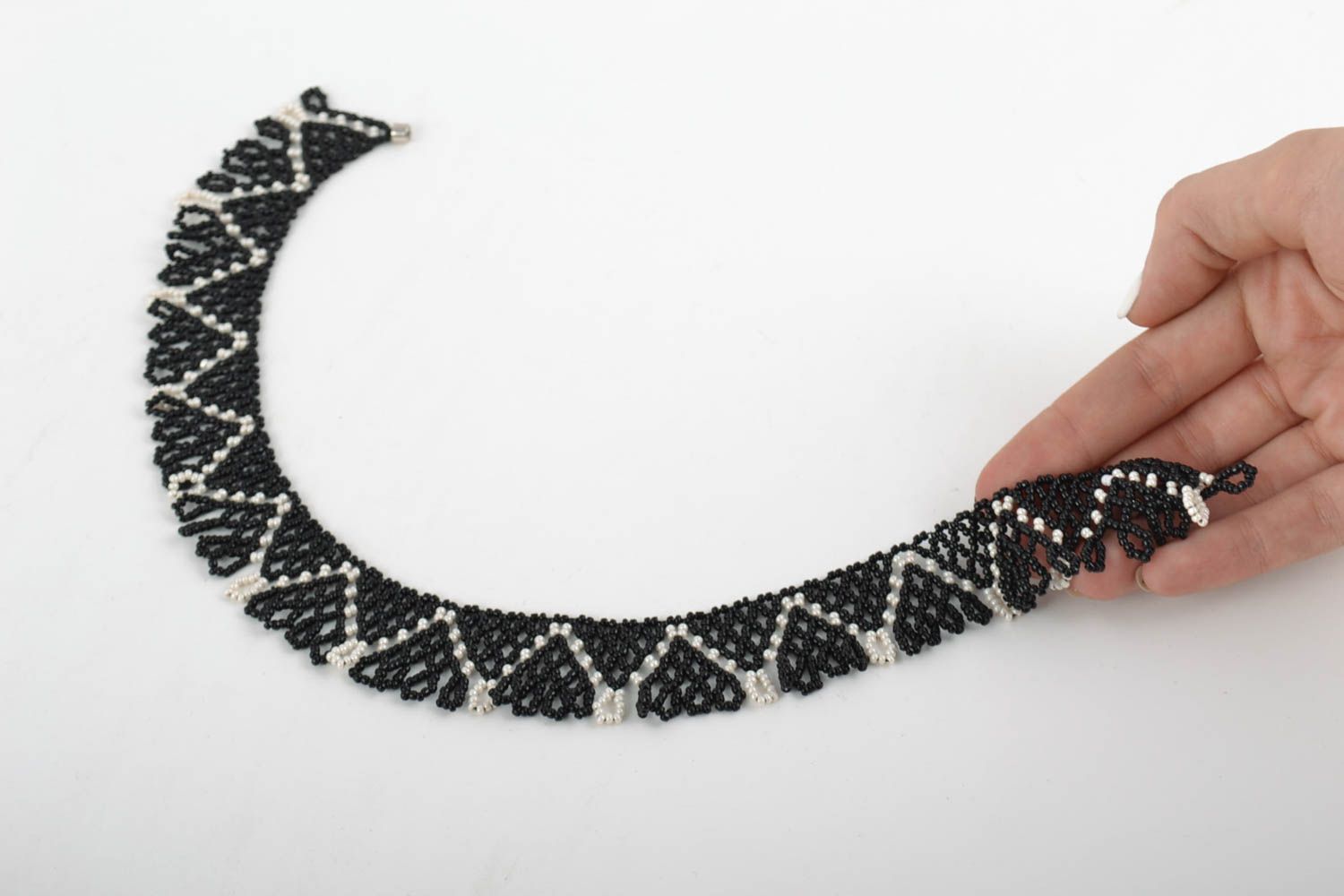 Авторское ожерелье из чешского бисера черное с белым красивое ручной работы фото 5