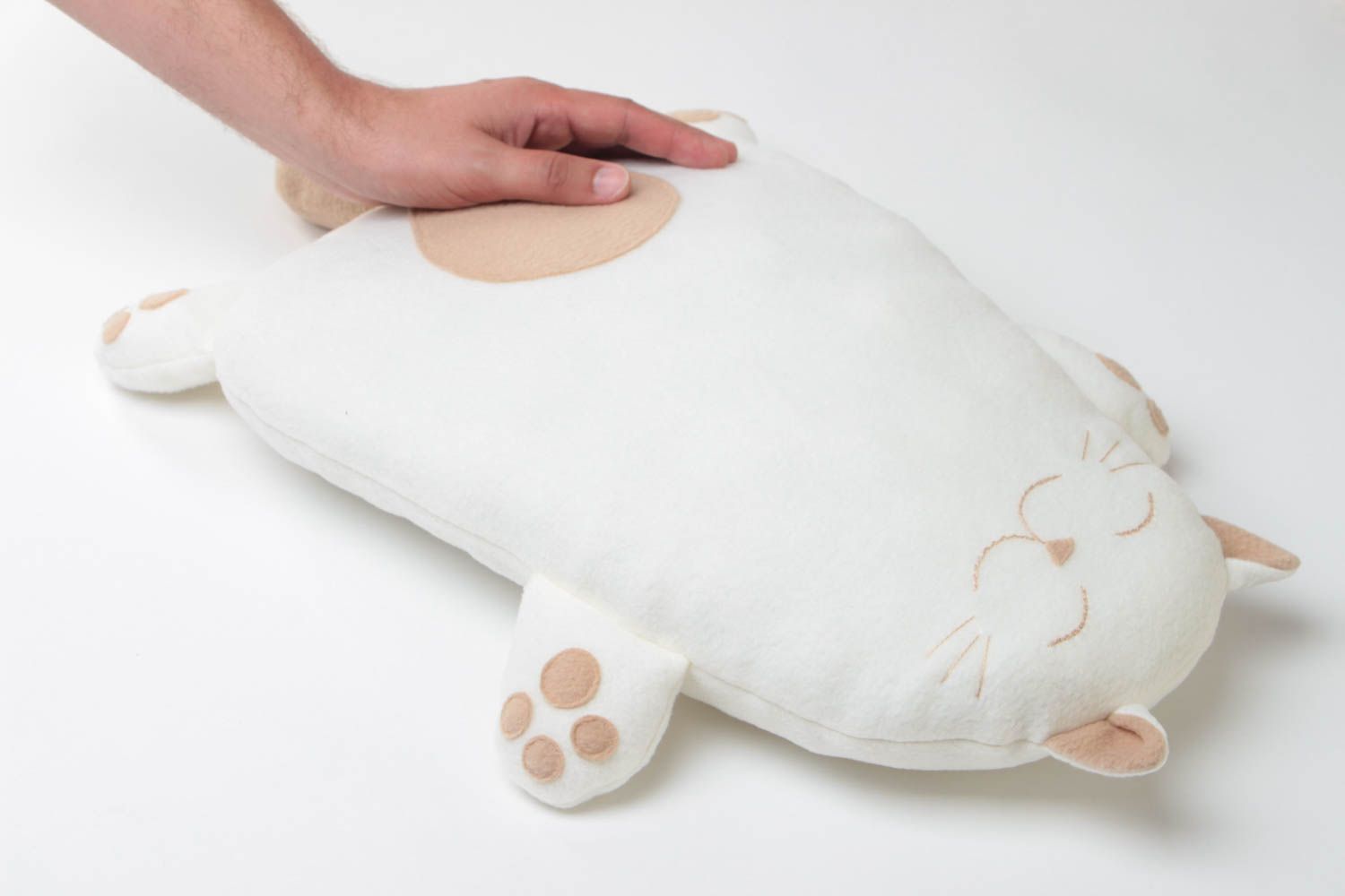 Coussin en forme de chat blanc en tissus original fait main jouet pour enfant photo 5