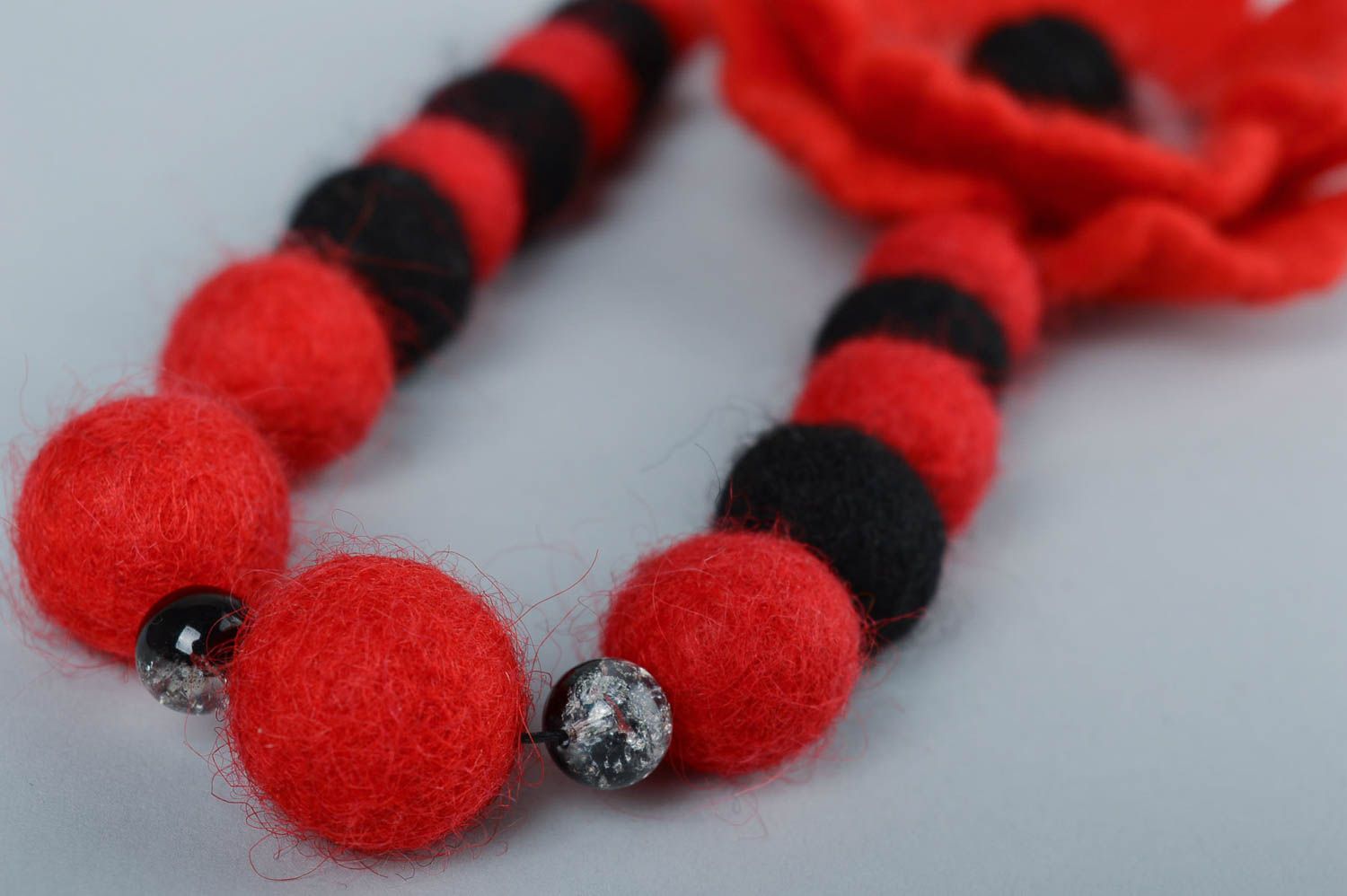 Collier original avec pavot Bijou fait main Cadeau femme rouge noir en laine photo 3