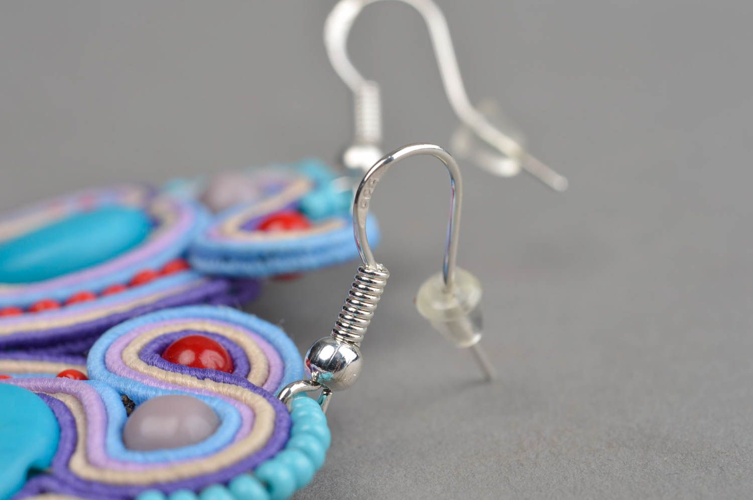 Boucles d'oreilles textiles multicolores avec perles fantaisie faites main photo 4
