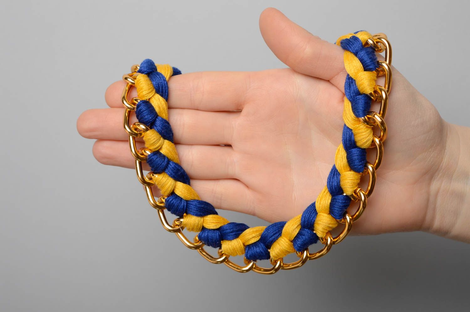 Collar de hilos mouliné y cadena Azul-amarillo foto 3