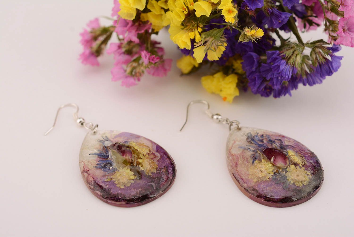 Ovale Ohrringe mit Trockenblumen foto 1