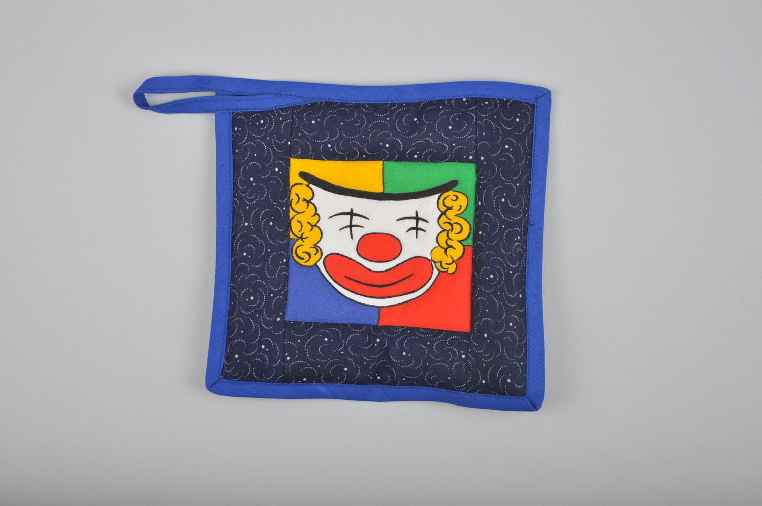 Manique artisanale avec boucle en tissu faite main belle avec clown décor photo 1
