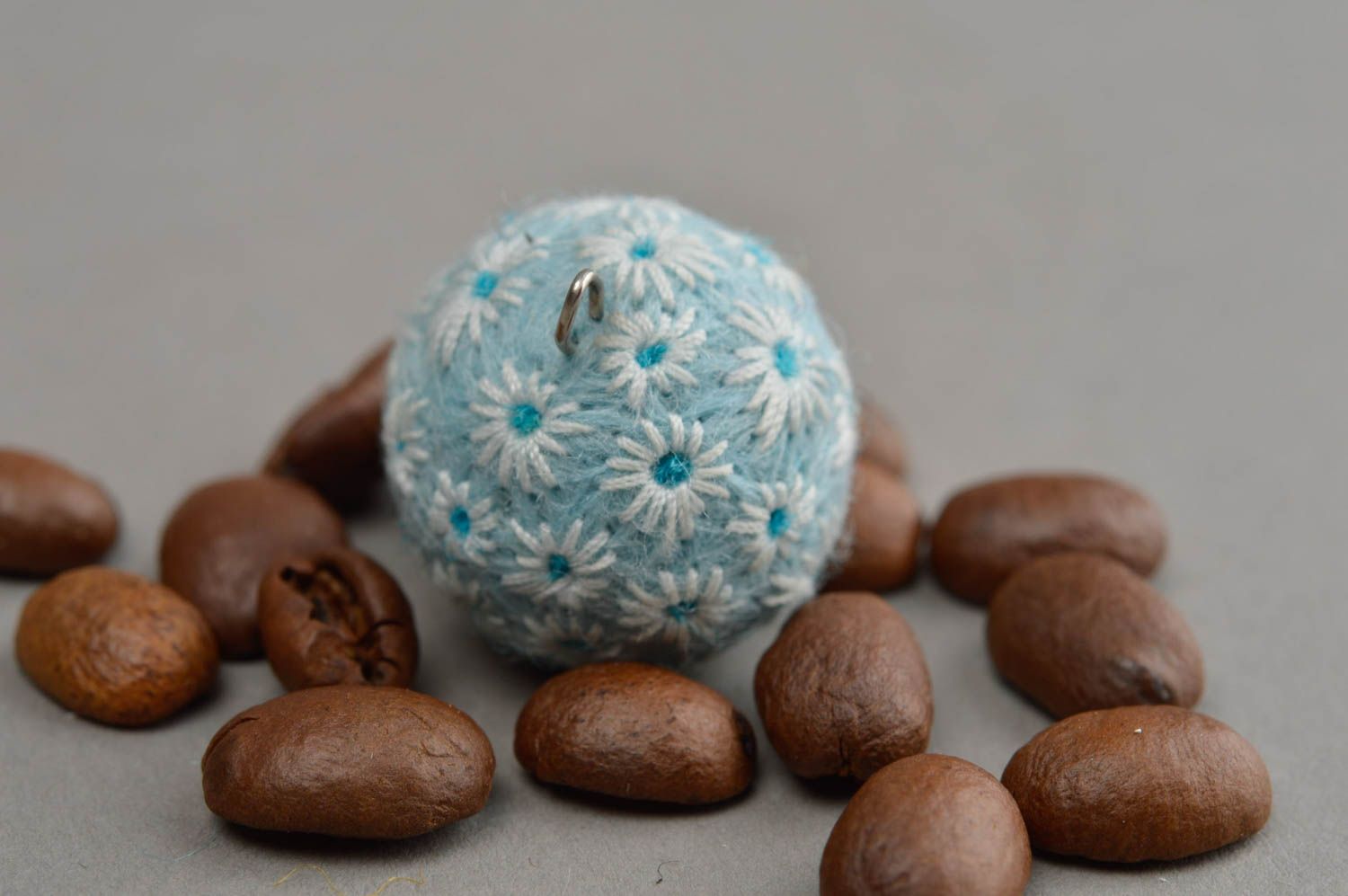 Pendentif boule bleu ciel à fleurs fait main en laine technique de feutrage photo 1