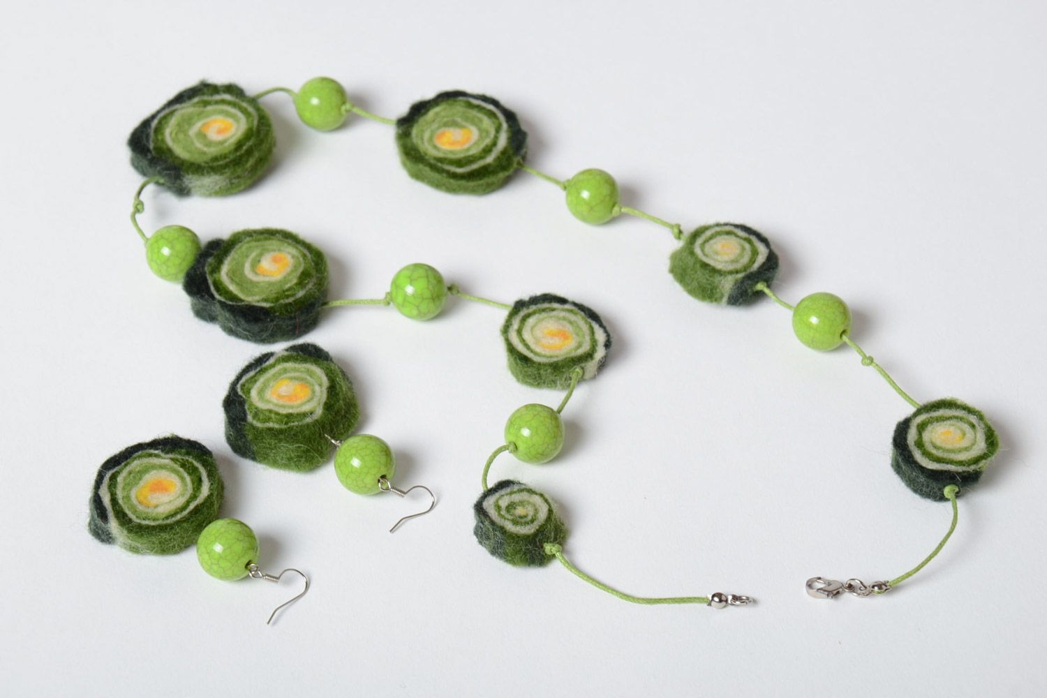 Handmade set of wool jewelry made using the technique of felting green necklace and earrings photo 4