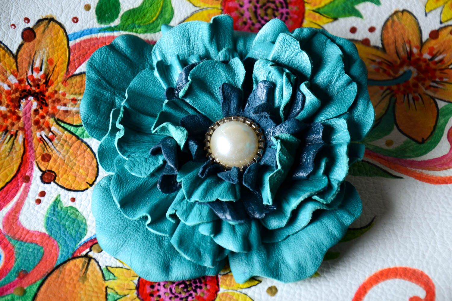 Broche fantaisie Bijou fait main cuir naturel fleur turquoise Accessoire femme photo 1