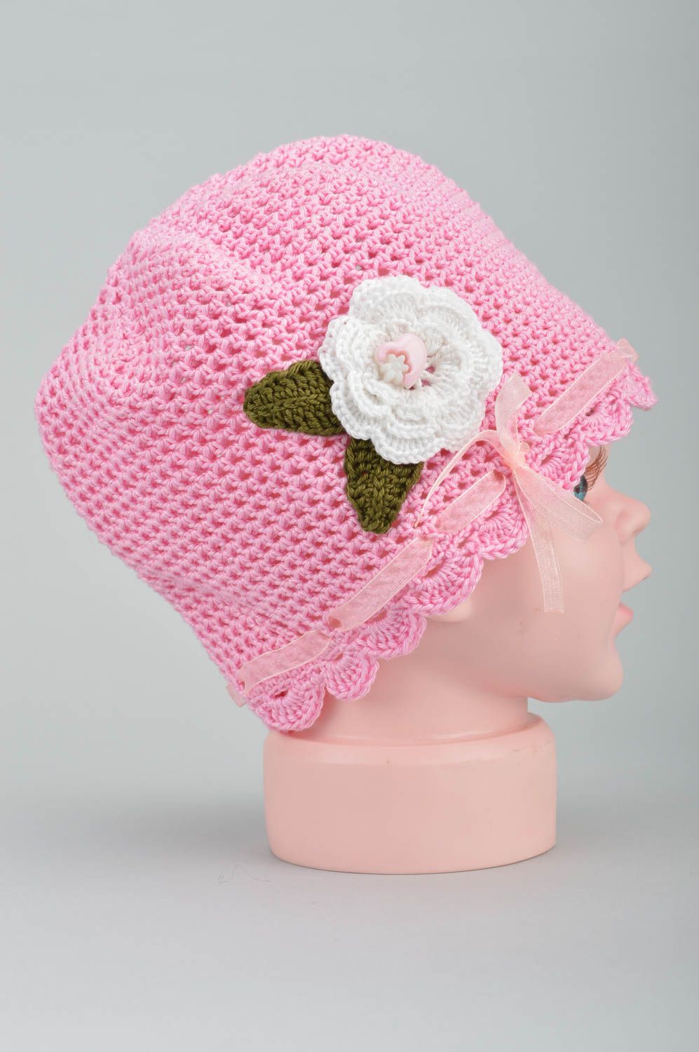 Schöne handmade ajour rosa Mütze gehäkelt für Kinder mit Blume aus Baumwolle foto 3