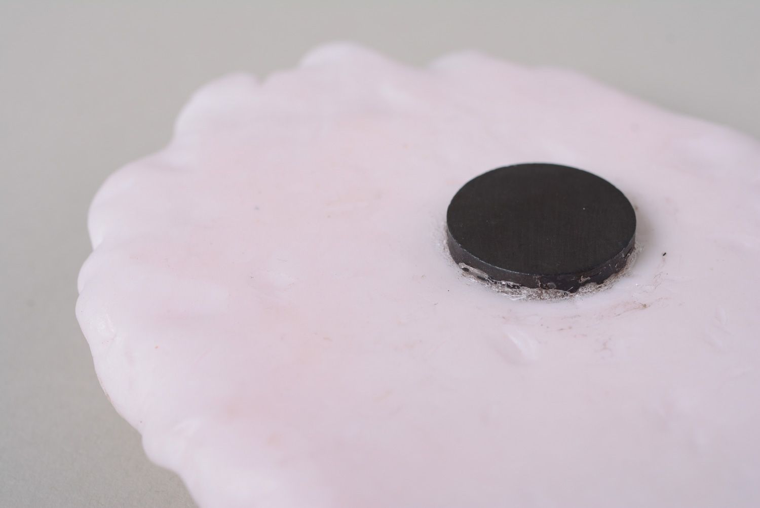Магнит на холодильник в виде яичницы из полимерной глины фото 2
