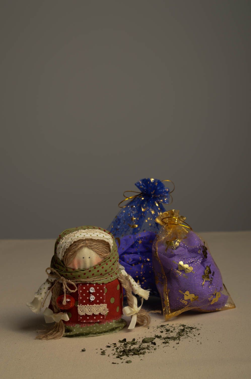Muñeca de trapo con granos hecha a mano decoración de casa amuleto de protección foto 1