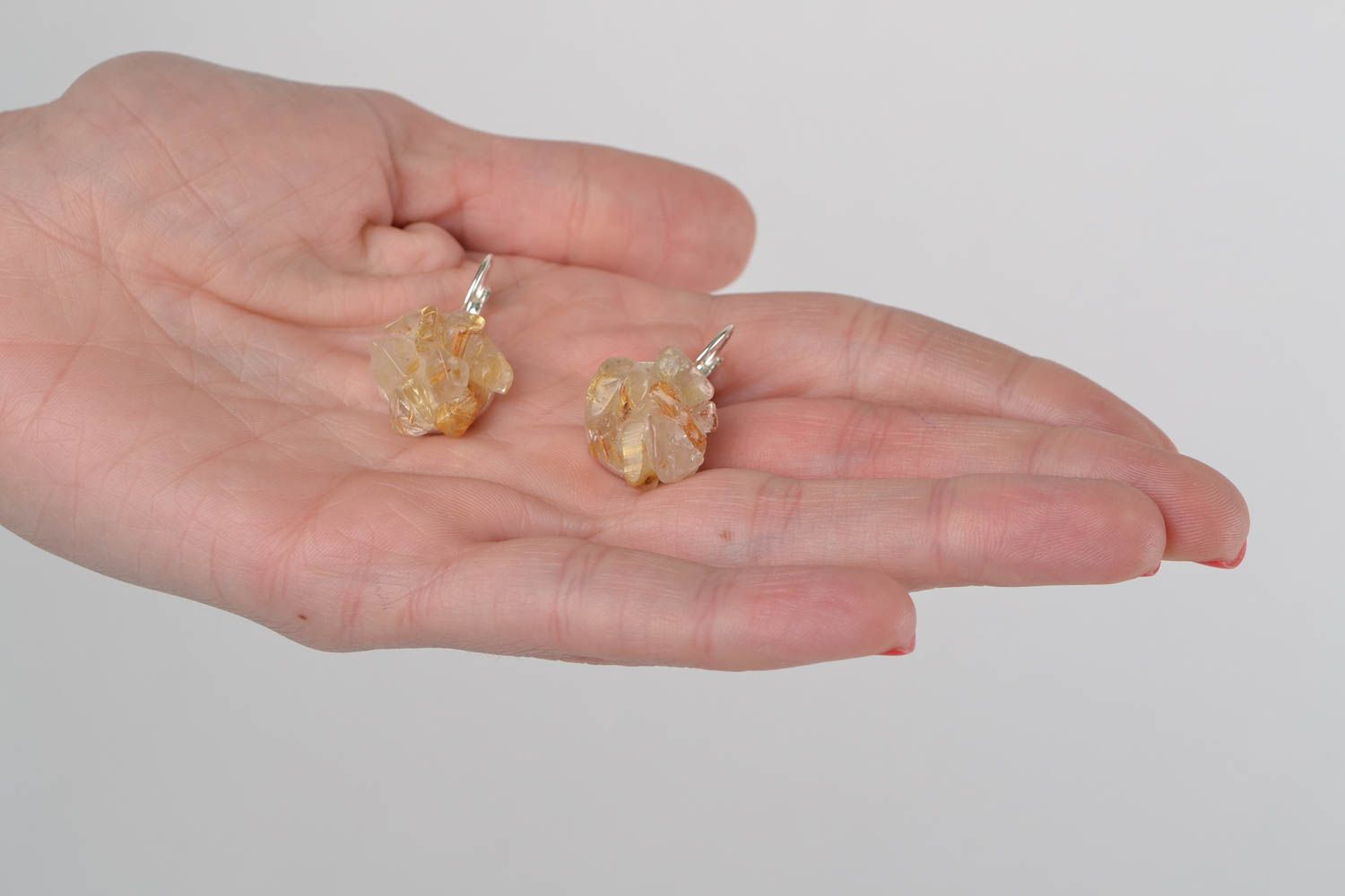 Petites boucles d'oreilles en pierre naturelle de quartz faites main pour femme  photo 2