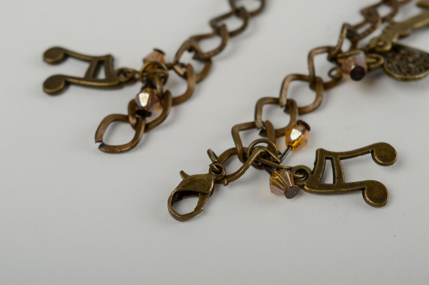 Bracelet chaîne Bijou fait main métal breloques Accessoire femme tendance photo 4
