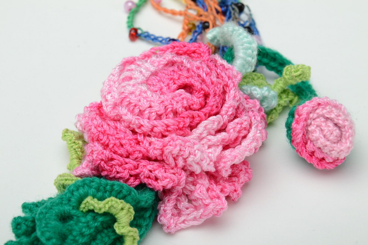 Collier tricoté en fils et perles de rocaille avec fleurs fait main pour femme photo 3