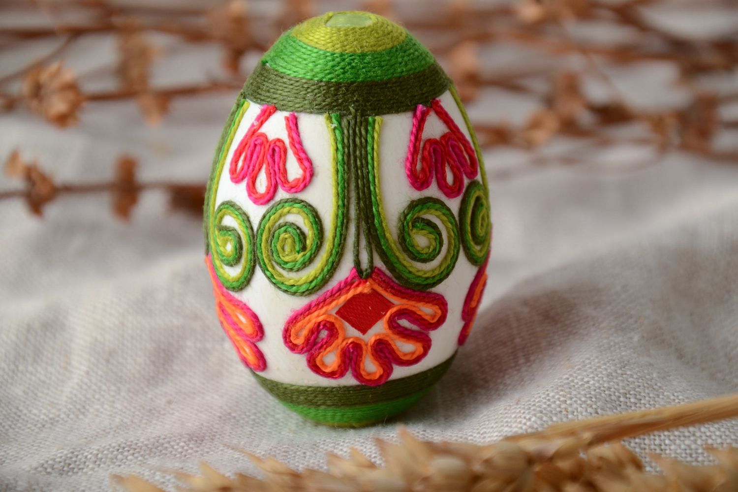 Красивое декоративное пасхальное яйцо фото 1