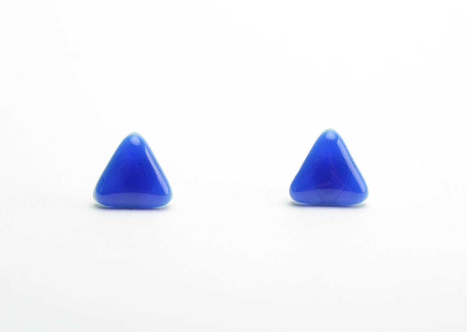 Красивые серьги из фьюзинг стекла синие треугольные женские ручной работы фото 5